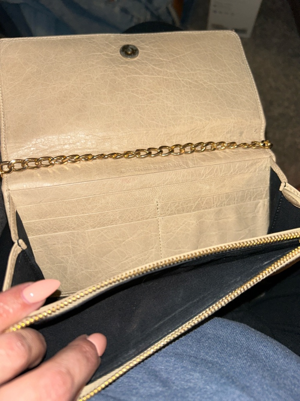 Balenciaga Classic Chain Wallet Clutch Cream
Leather Gold Hardware Crossbody - Picture 10 of 10